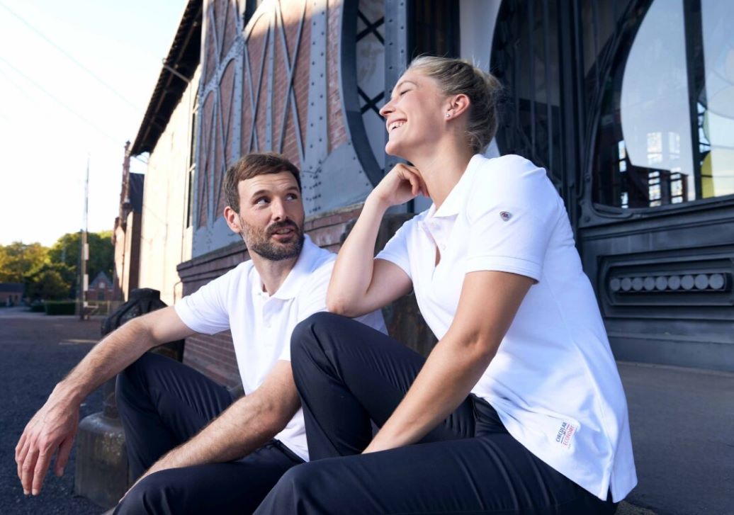 Une femme et un homme sont assis ensemble avec des polos circular economy.